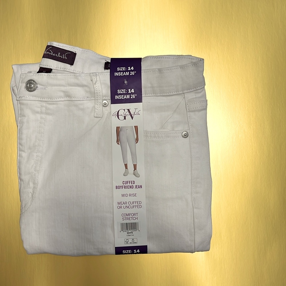 NWT Gloria Vanderbilt cuffed boyfriend jeans mid rise with a cuffed or uncuffed.